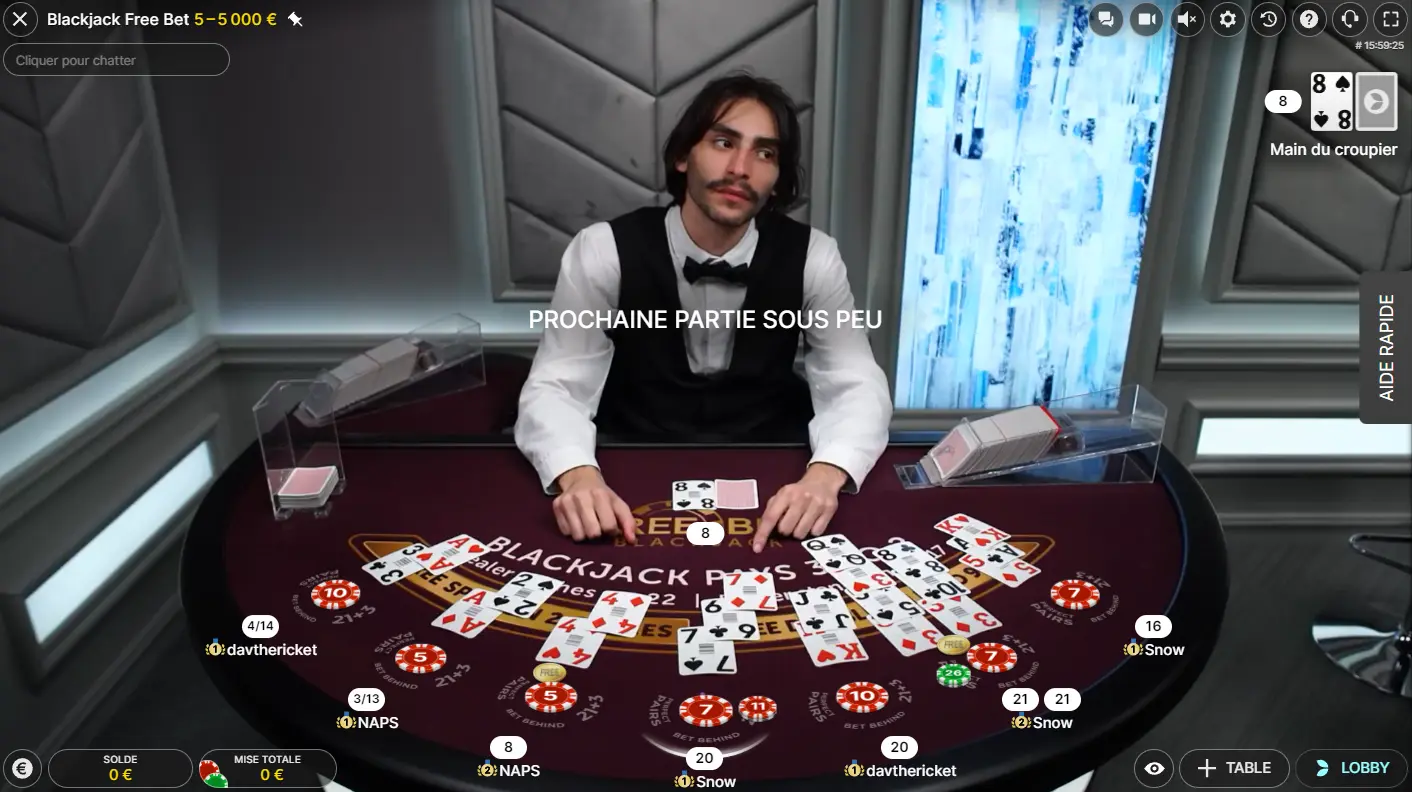 croupier distribuant cartes pendant une parti de blackjack en ligne